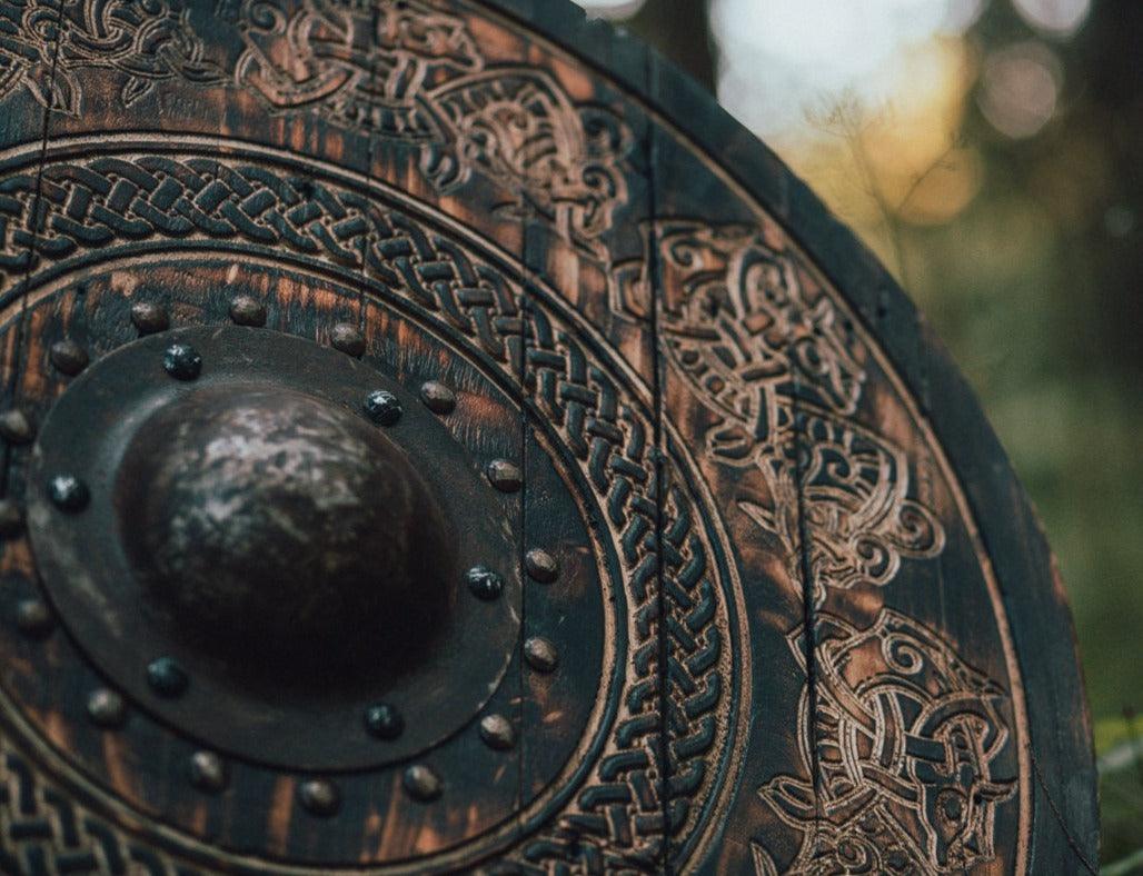 Escudo vikingo con obra de arte de draco nórdico tallado, 24"