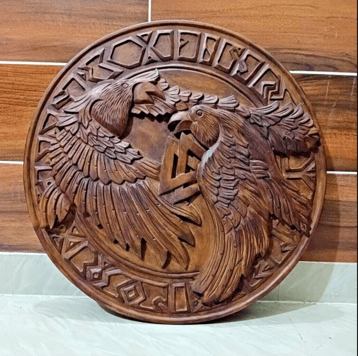 Escudo vikingo tallado a mano de Odin's Ravens y Valknut, 24" 